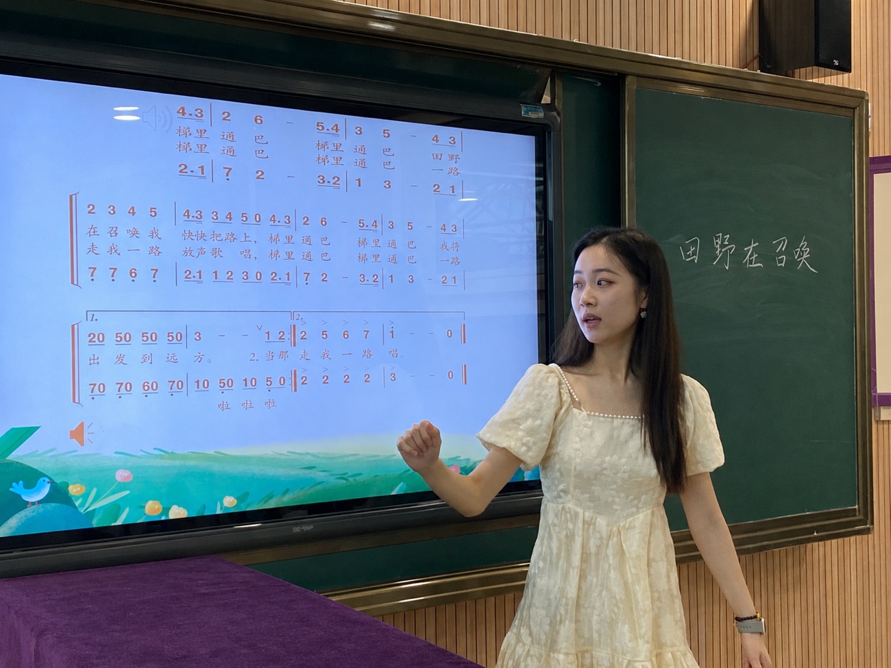 Mina teaching a music lesson in the classroom